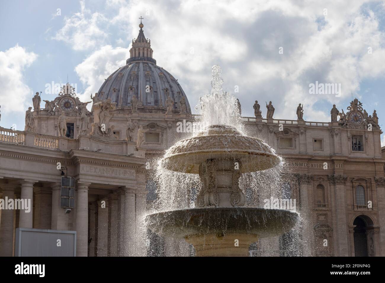 Vista sulla fontana contro la Basilica di San Pietro, Vaticano, Italia. Morbida vista Foto Stock