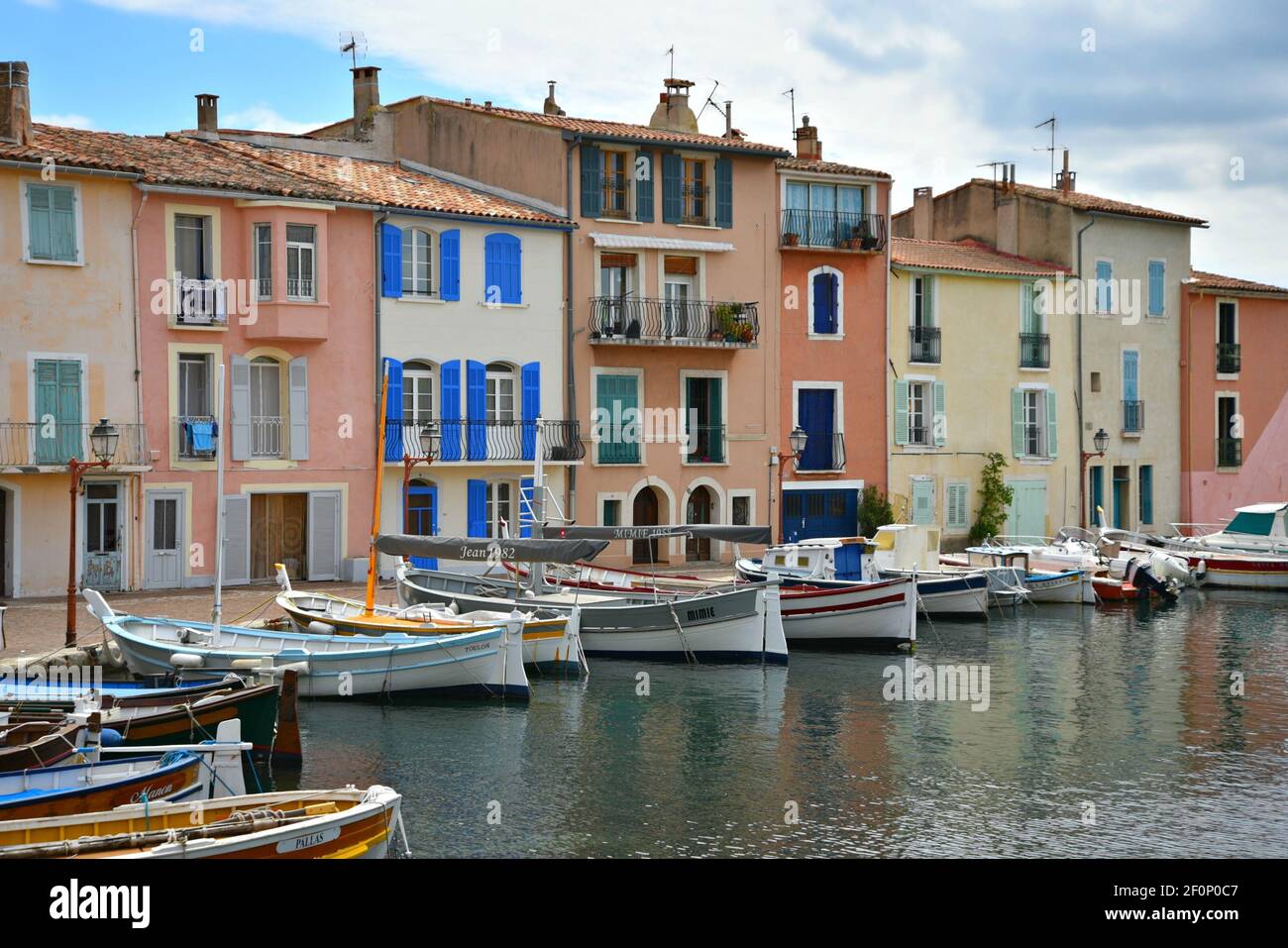 Rhône pittoresche con pareti in stucco e persiane colorate lungo il canale a Martigues, Bocche del Rodano Provenza-Alpi-Côte Costa Azzurra, Francia. Foto Stock