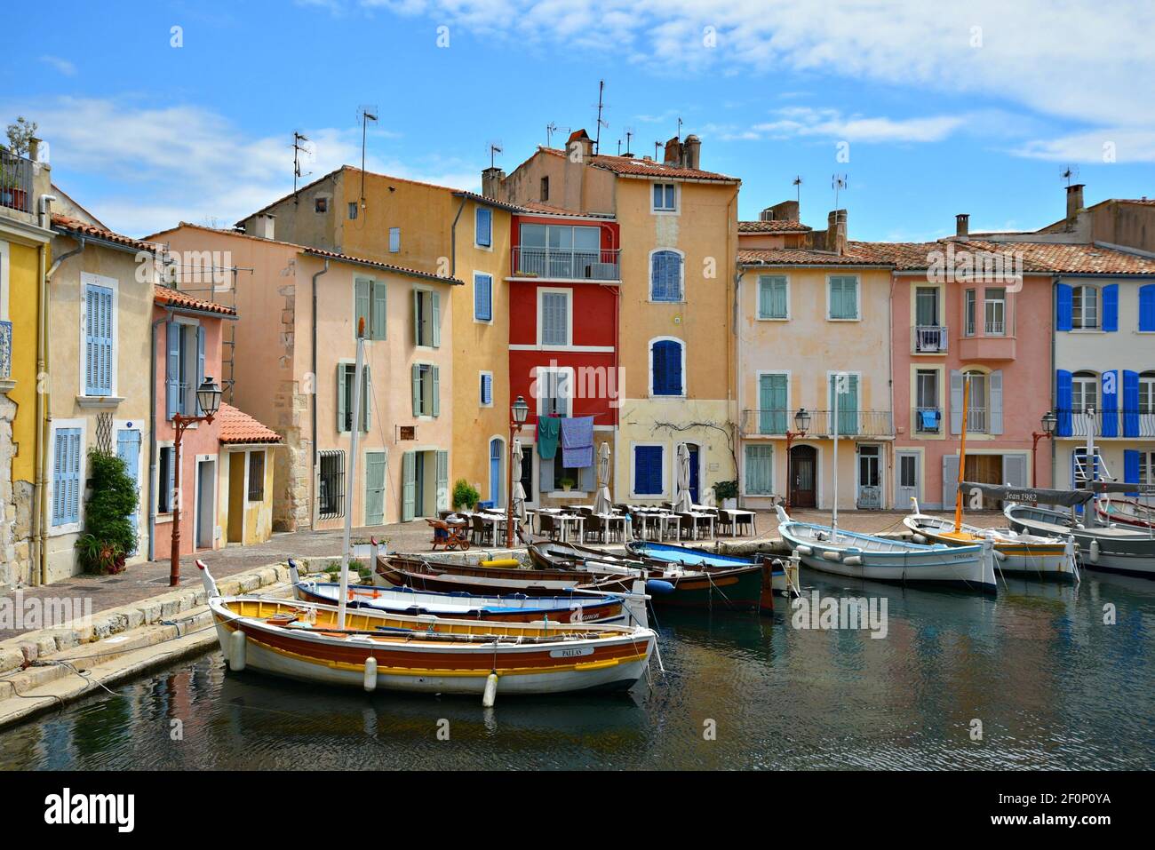 Rhône pittoresche con pareti in stucco e persiane colorate lungo il canale a Martigues, Bocche del Rodano Provenza-Alpi-Côte Costa Azzurra, Francia. Foto Stock