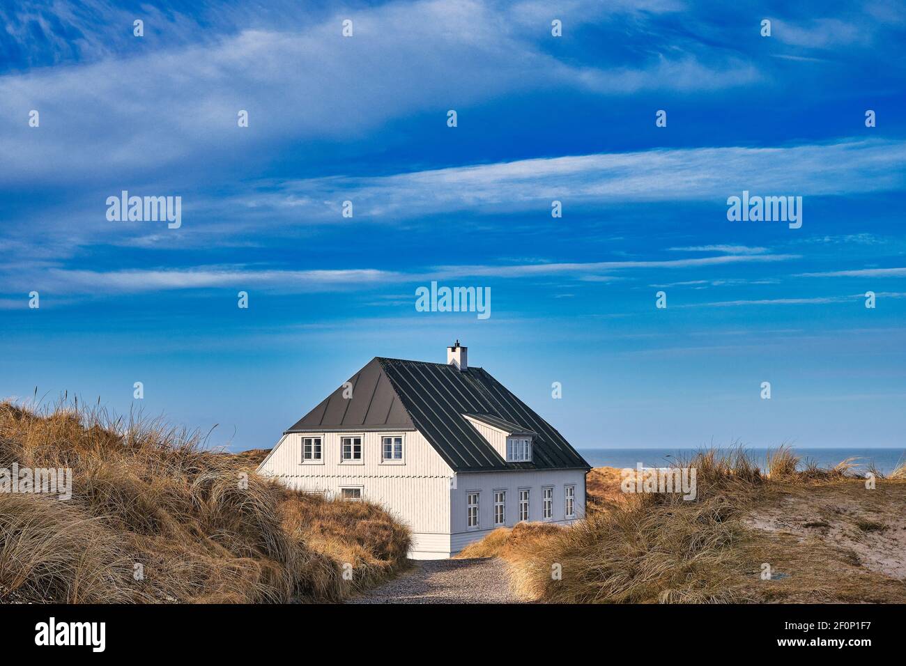 Casa estiva nascosta nelle dune del Mare del Nord Costa in Danimarca Foto Stock
