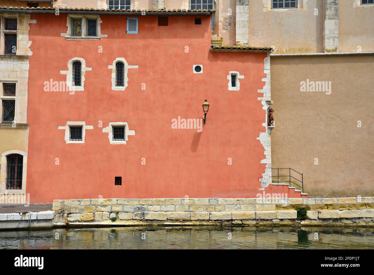 Tipica architettura Provençal con pareti in stucco veneziano a Martigues, Bouches-du-Rhône Francia. Foto Stock