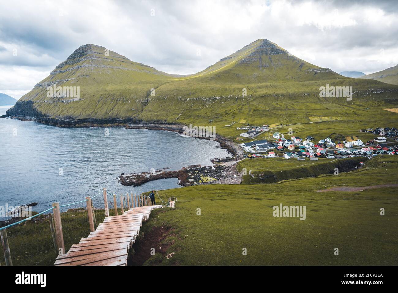 Isole Faroe villaggio di Gjogv o Gjov in danese. Gola piena di mare sulla punta nord-orientale dell'isola di Eysturoy, nelle Isole Faroe. Foto Stock