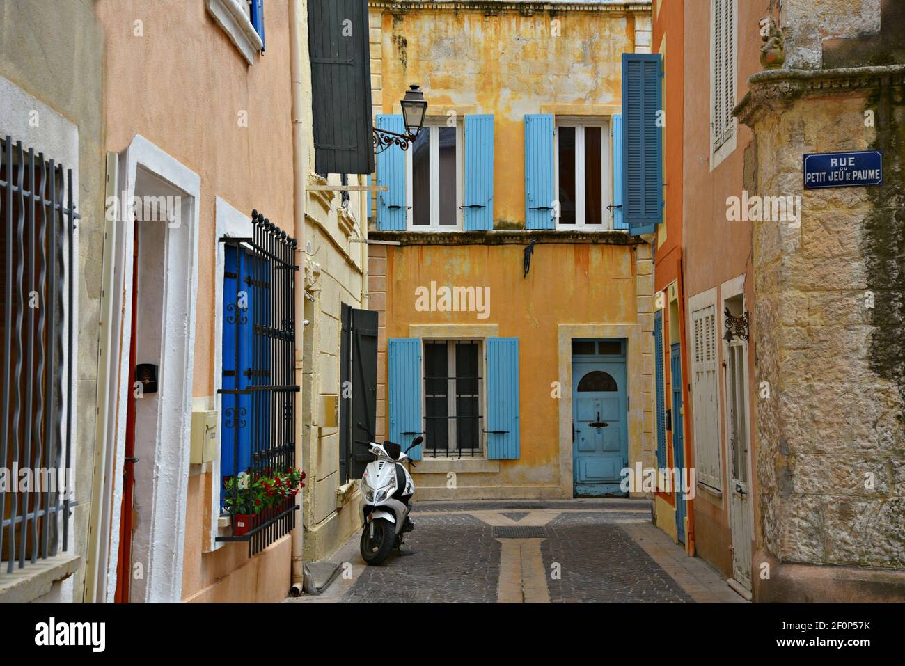 Rhône pittoresche con pareti in stucco e persiane colorate lungo il canale a Martigues, Bocche del Rodano Provenza-Alpi-Côte Costa Azzurra, Francia. Foto Stock