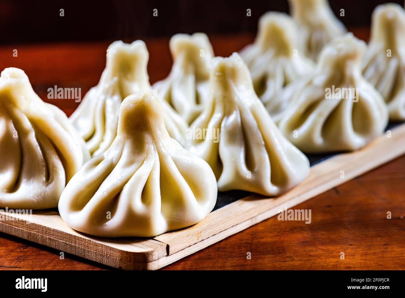 Tradizionali gnocchi georgiani khinkali servito a mangiare con pepe Foto Stock