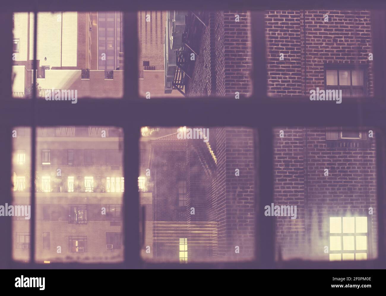 Notte piovosa a New York City attraverso una vecchia finestra, colore retro tonalità applicata, Stati Uniti. Foto Stock
