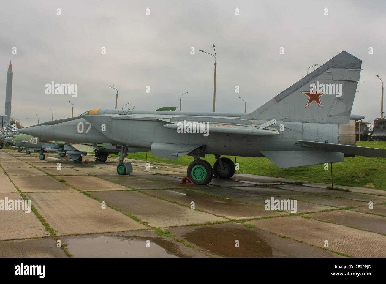 Minsk, Belarus - 2 ottobre 2012: MIG-25 intercettatore-combattente supersonico sovietico ad alta quota nel complesso museale bielorusso Stalin's li Foto Stock