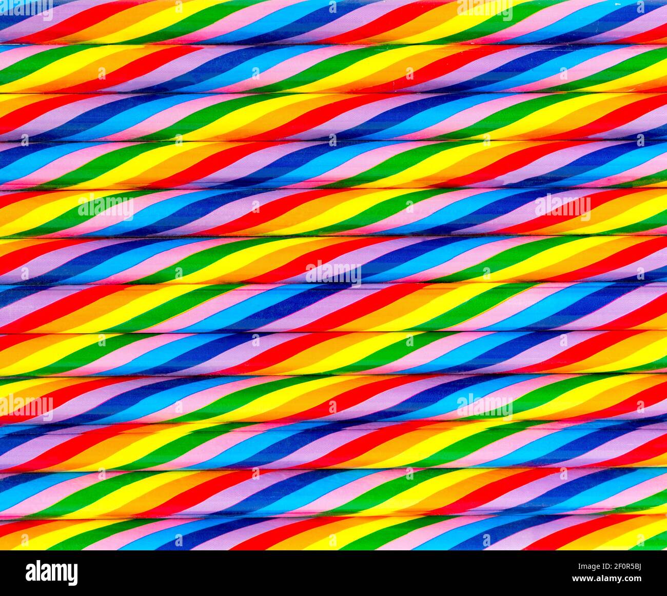 Sfondo astratto dai colori vivaci. Sfondo a righe multicolore di matite. Sfondi colorati e senza interruzioni. Foto Stock
