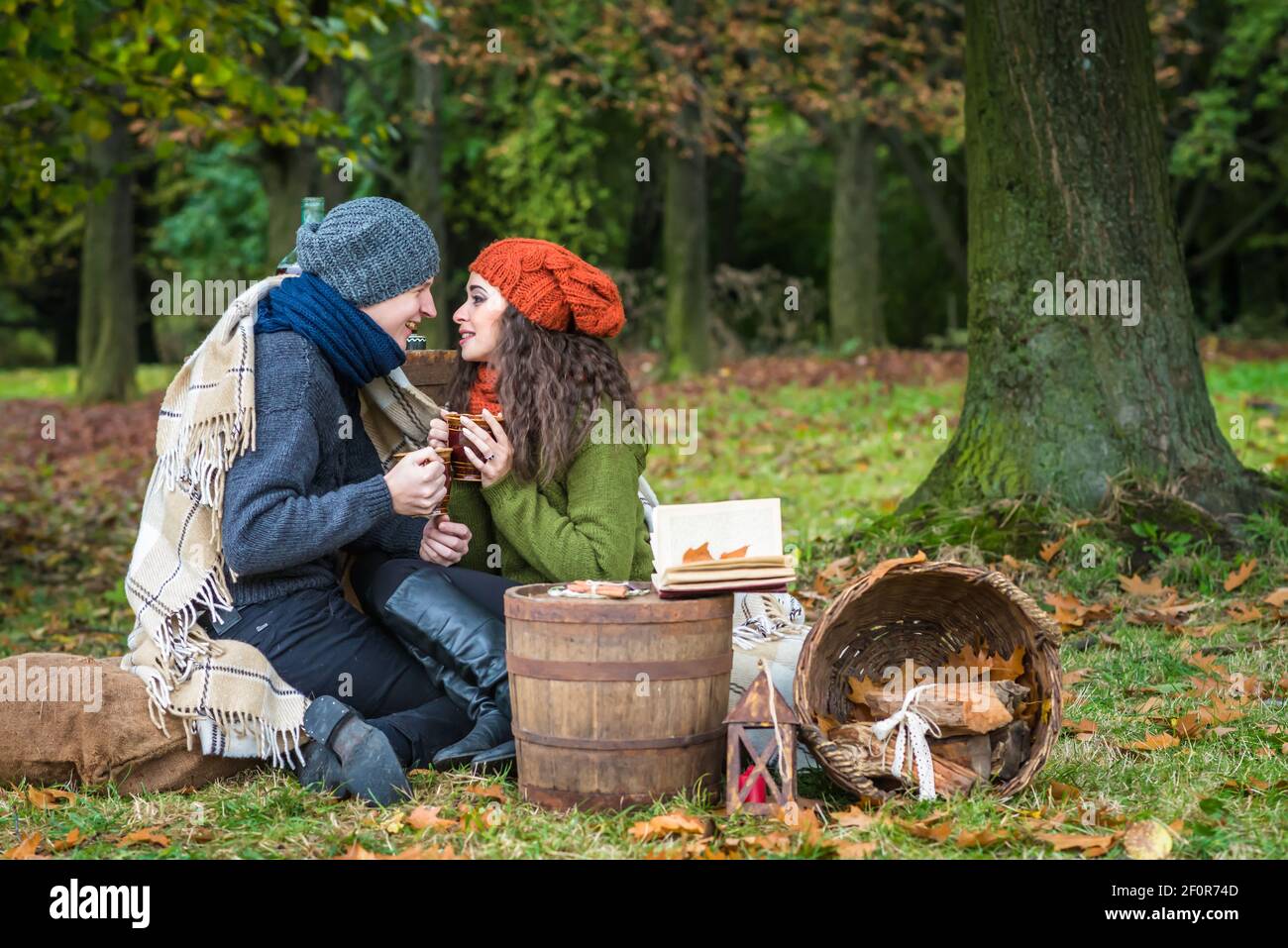 Felice coppia romantica a caduta Foto Stock