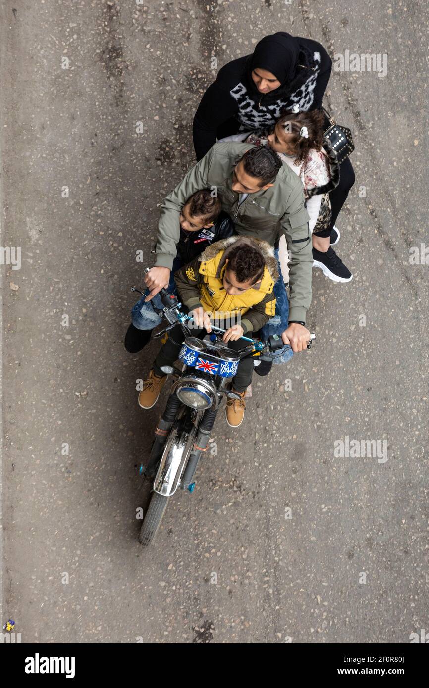 Vista aerea di una famiglia di cinque persone su una moto, Talaat Harb Street, centro del Cairo, Egitto Foto Stock