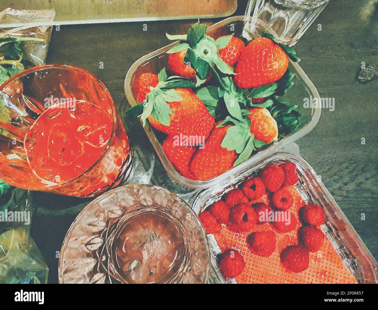 Cocktail con fragole e rastiles Foto Stock