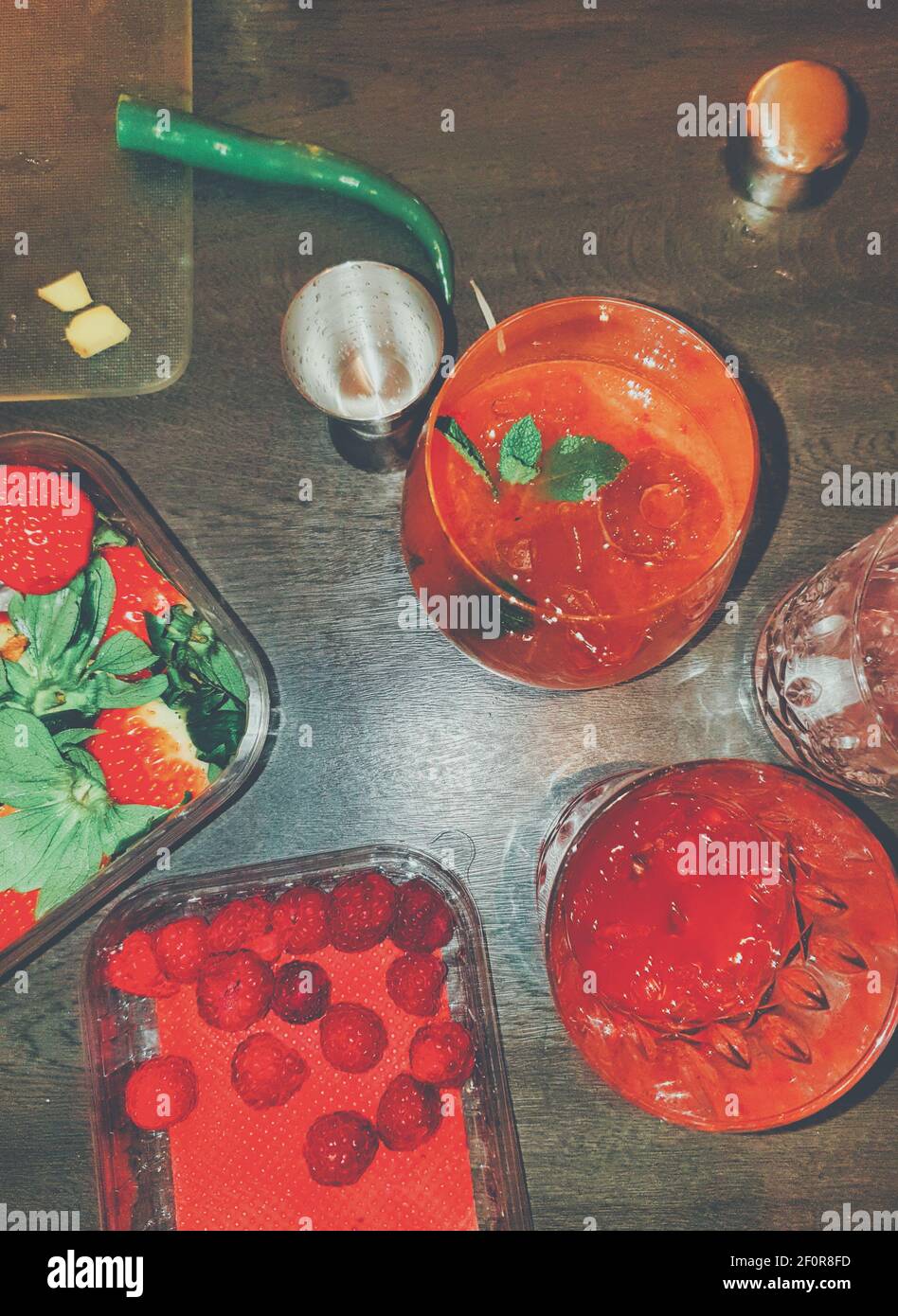 Cocktail con fragole e rastiles Foto Stock
