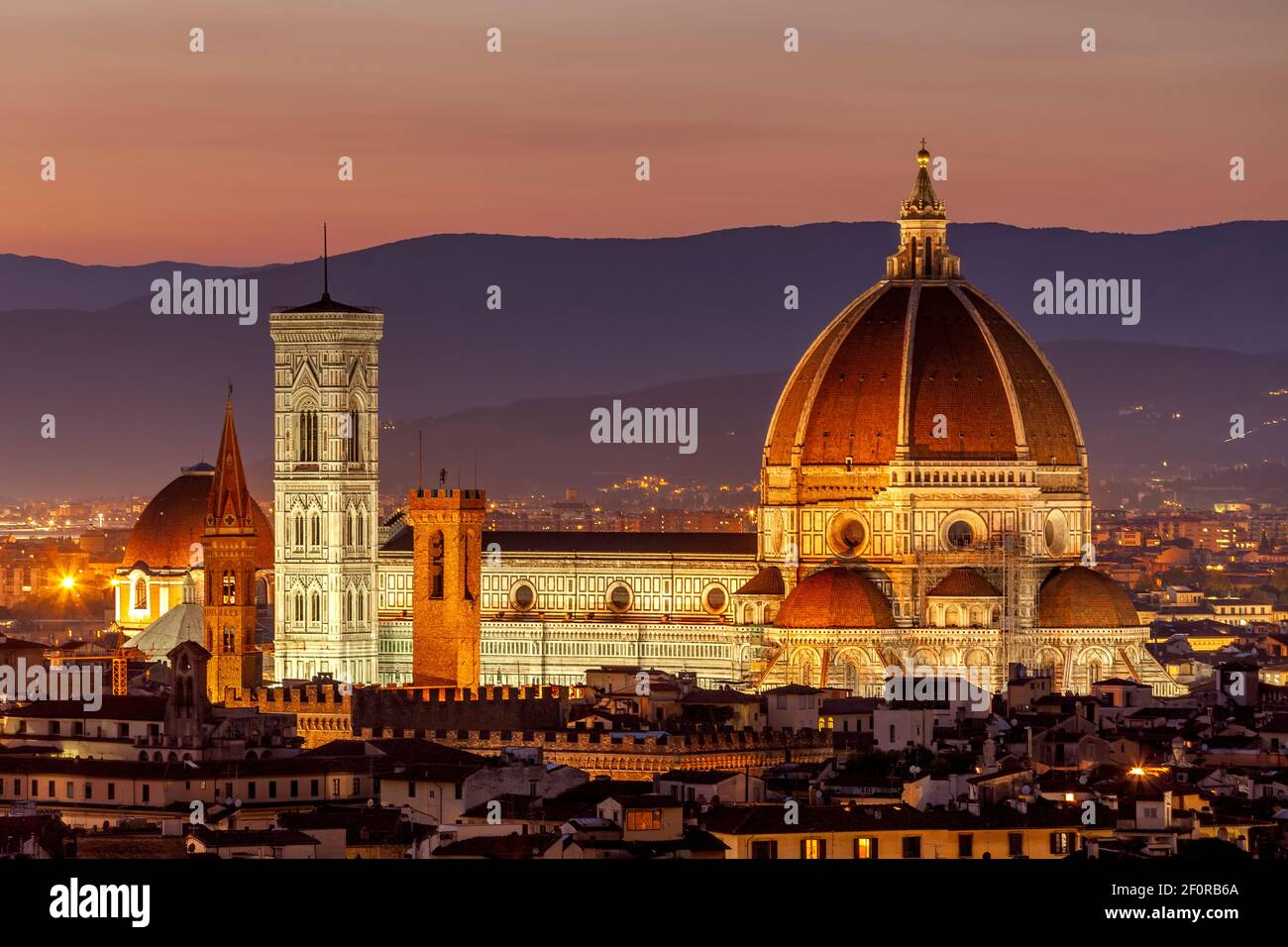 Vista panoramica aerea della Basilica di Santa Maria del Fiore a Firenze al tramonto, in Italia Foto Stock