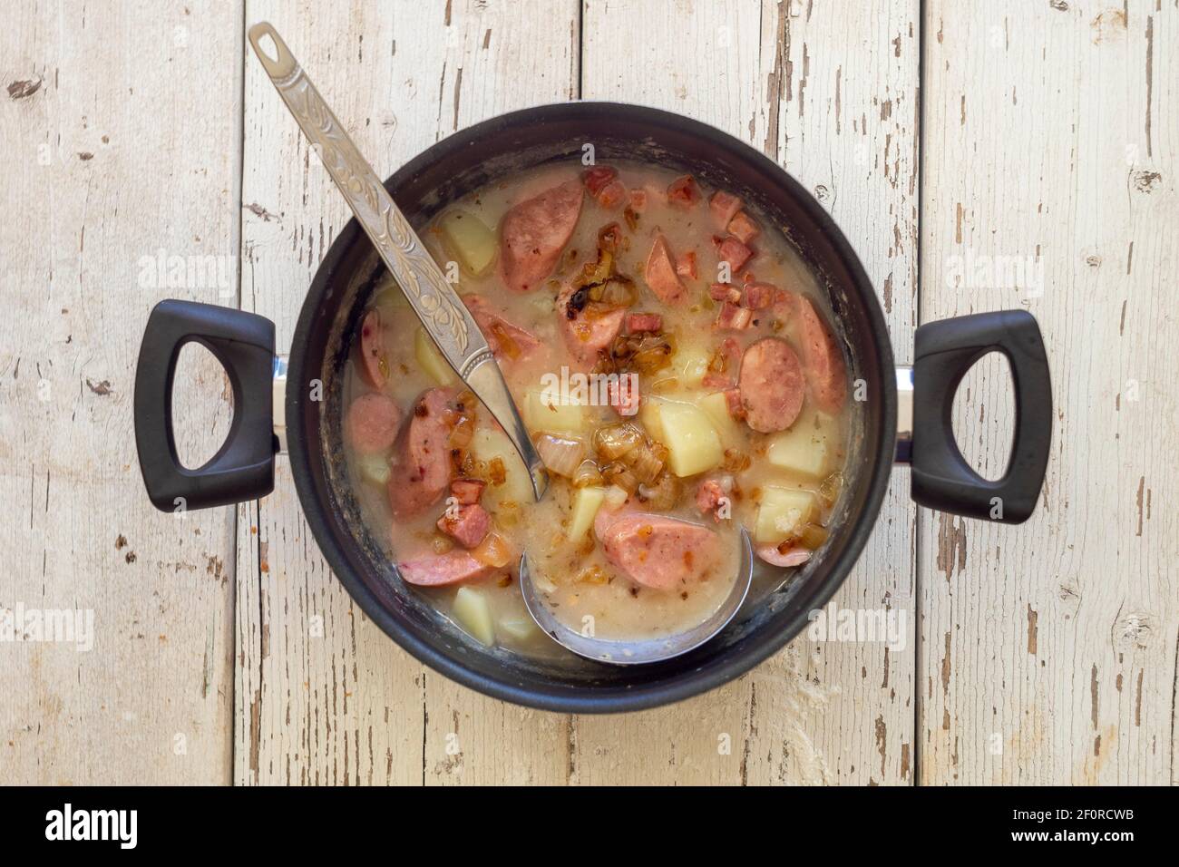 Zuppa acida tradizionale polacca chiamata zurek in una pentola Foto Stock