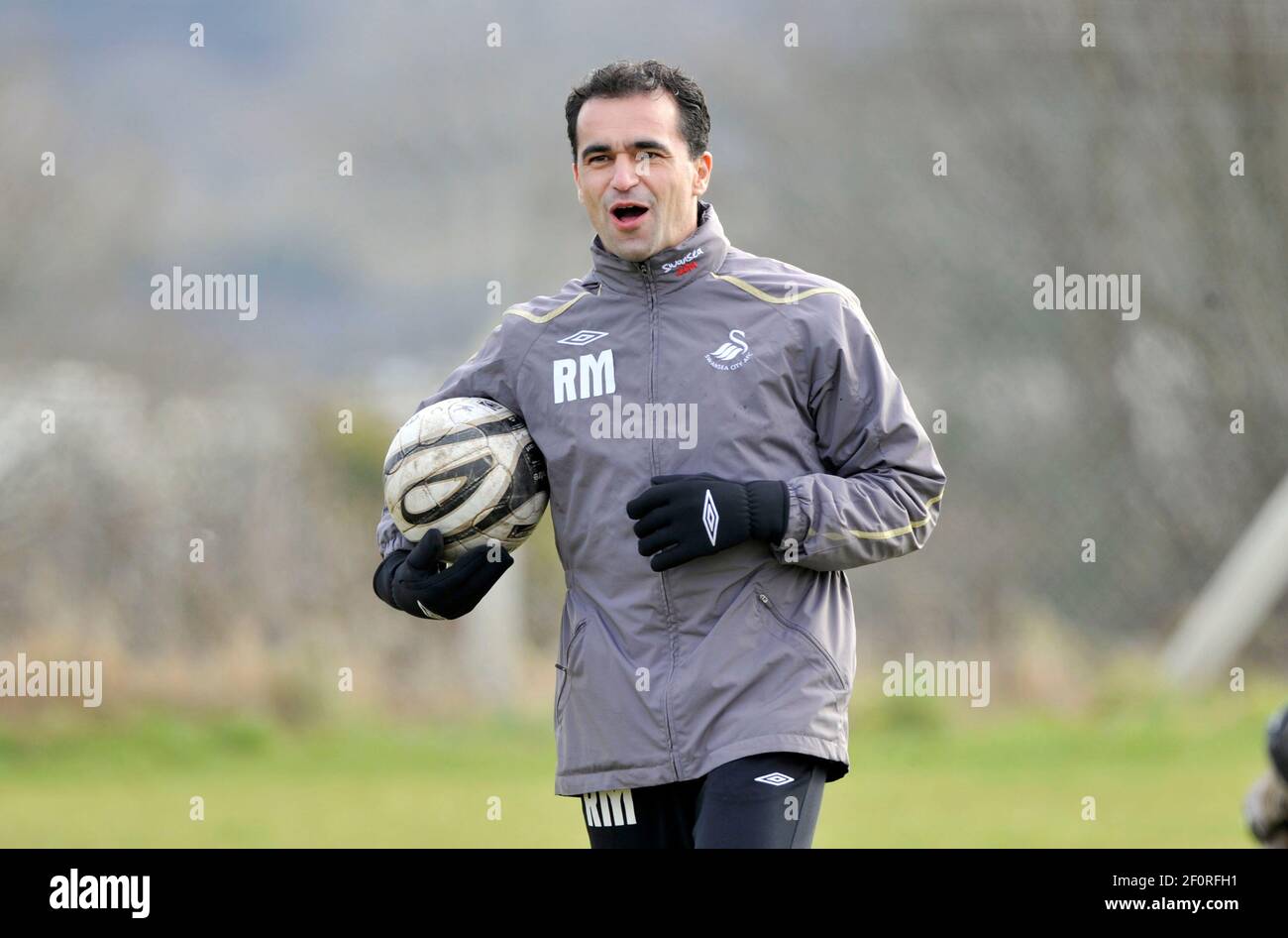 ROBERTO MARTINEZ DIRETTORE DEL COMUNE DI SWANSEA FC DURANTE LA FORMAZIONE. 12/2/2008. IMMAGINE DAVID ASHDOWN Foto Stock