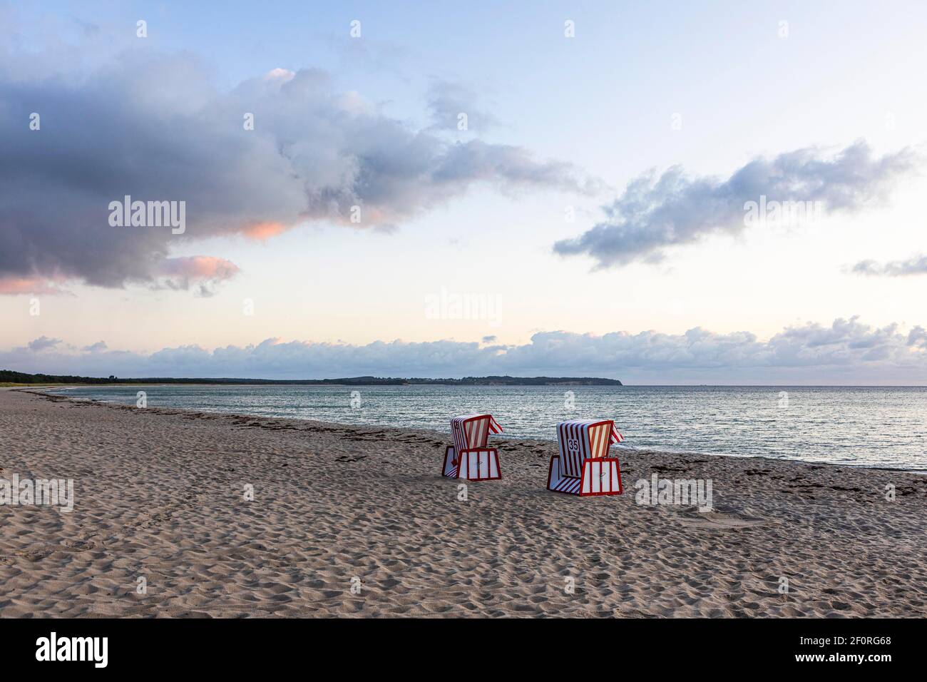 Sole sedie da spiaggia nella luce del mattino alla grande spiaggia di Thiessow, isola Ruegen, Mar Baltico, Meclemburgo-Pomerania occidentale, Germania orientale Foto Stock