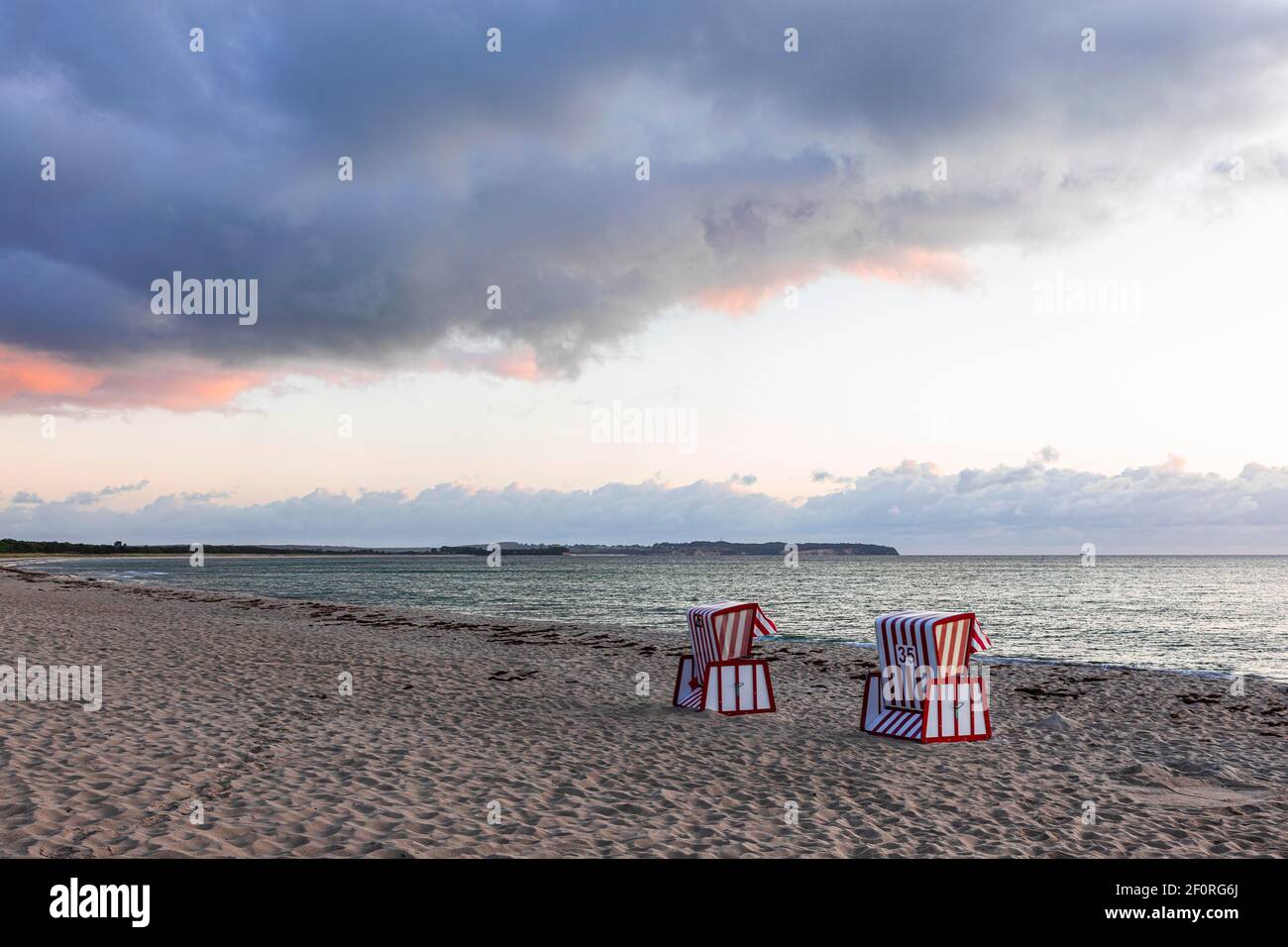 Sole sedie da spiaggia nella luce del mattino alla grande spiaggia di Thiessow, isola Ruegen, Mar Baltico, Meclemburgo-Pomerania occidentale, Germania orientale Foto Stock