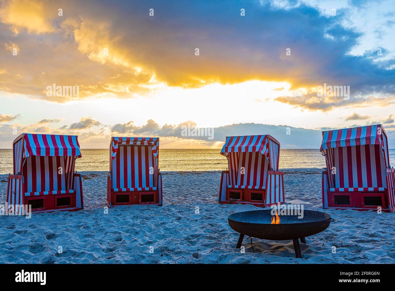 Sedie da spiaggia e ciotola fuoco all'alba sulla grande spiaggia di Thiessow, isola Ruegen, Mar Baltico, Meclemburgo-Pomerania occidentale, Germania orientale Foto Stock