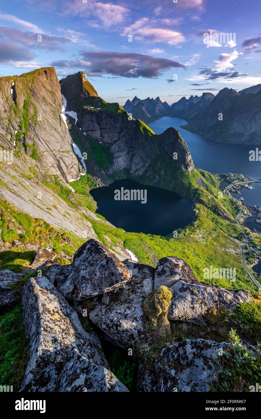 Atmosfera serale, vista da Reinebringen, Reinebriggen, Reinefjord con le montagne, Moskenes, Moskenesoey, Lofoten, Norvegia Foto Stock