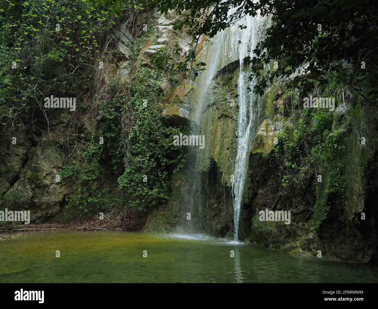Impressionanti cascate di Dafnokouki sul lato della montagna all'isola di Evia, Grecia Foto Stock Impressionanti cascate di Dafnokouki sul lato della montagna all'isola di Evia, Grecia Foto Stock