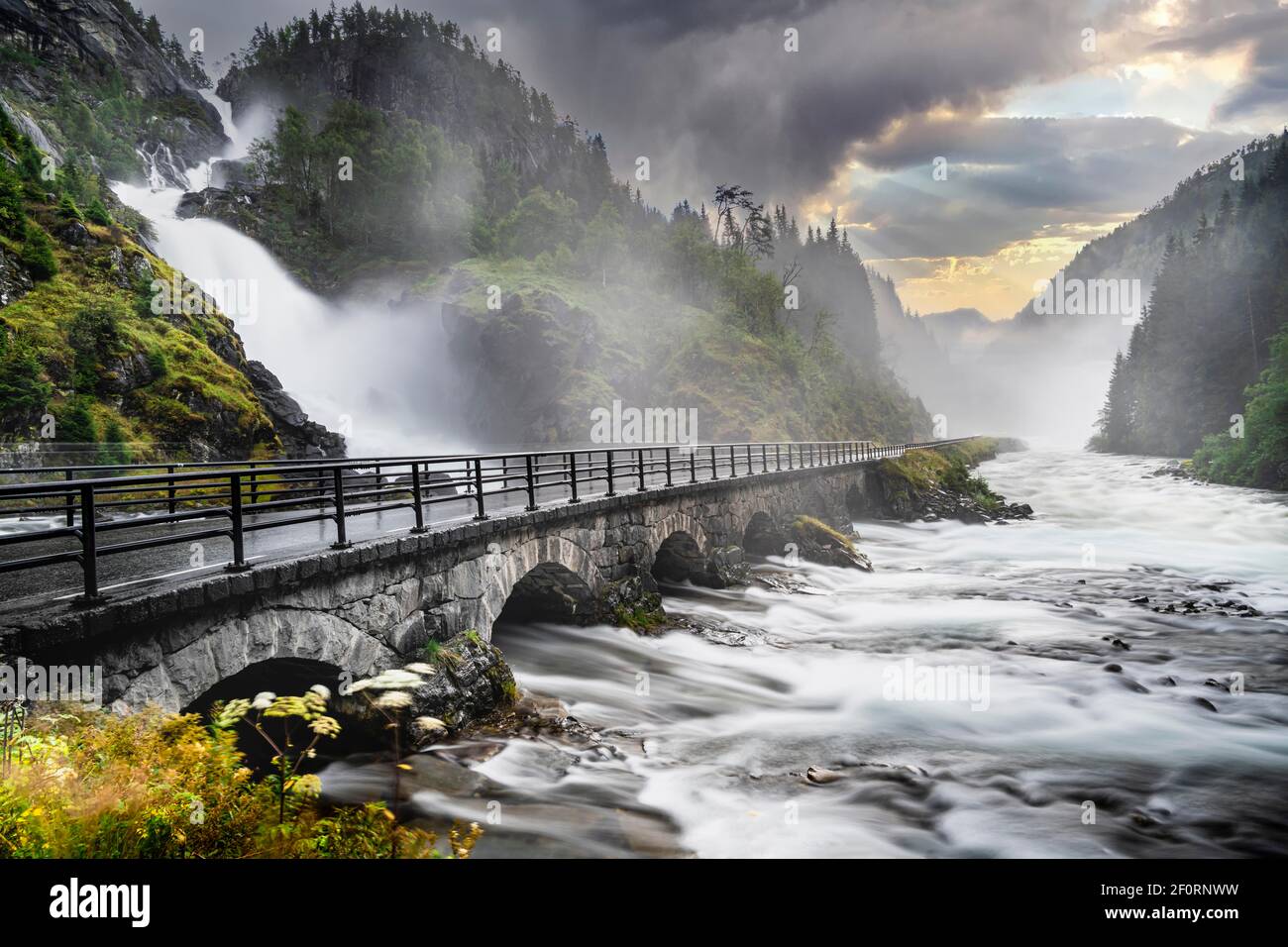 Ponte di pietra alla cascata Latefossen, Skare, provincia di Vestland, Norvegia Foto Stock