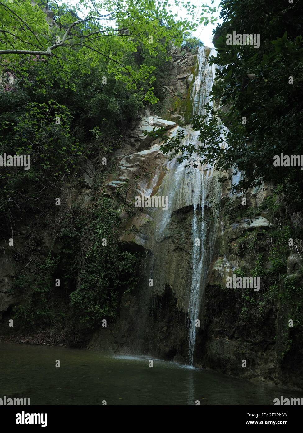 Impressionanti cascate di Dafnokouki sul fianco della montagna Foto Stock Impressionanti cascate di Dafnokouki sul fianco della montagna Foto Stock