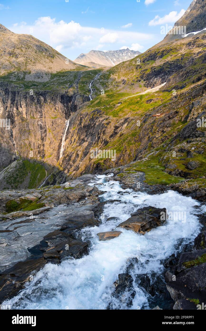 Cascata di Stigfossen presso la strada di montagna Trollstigen, vicino a Andalsnes, More og Romsdal, Vestland, Norvegia Foto Stock