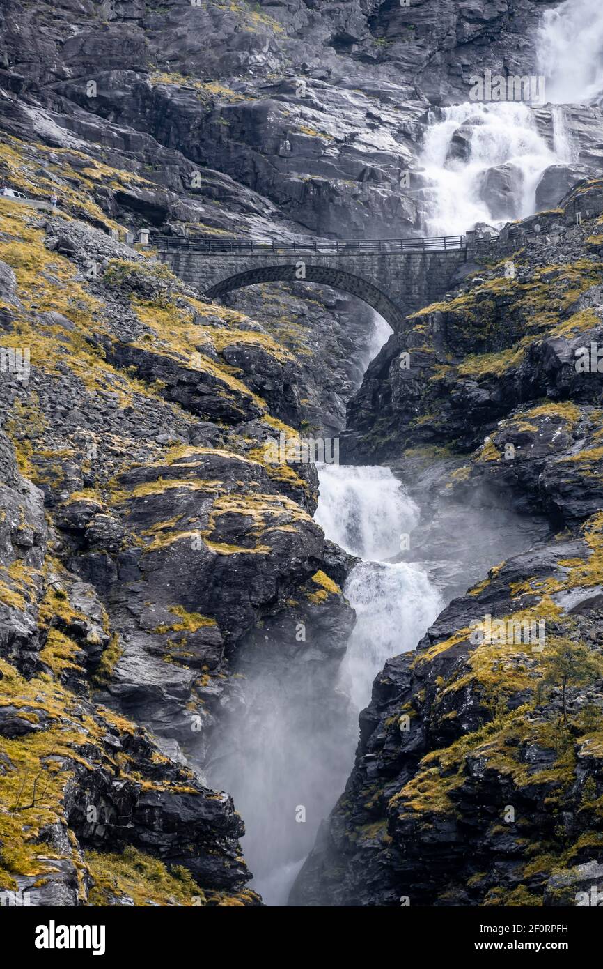 Ponte sulla cascata di Stigfossen, strada di montagna Trollstigen, vicino a Andalsnes, More og Romsdal, Vestland, Norvegia Foto Stock