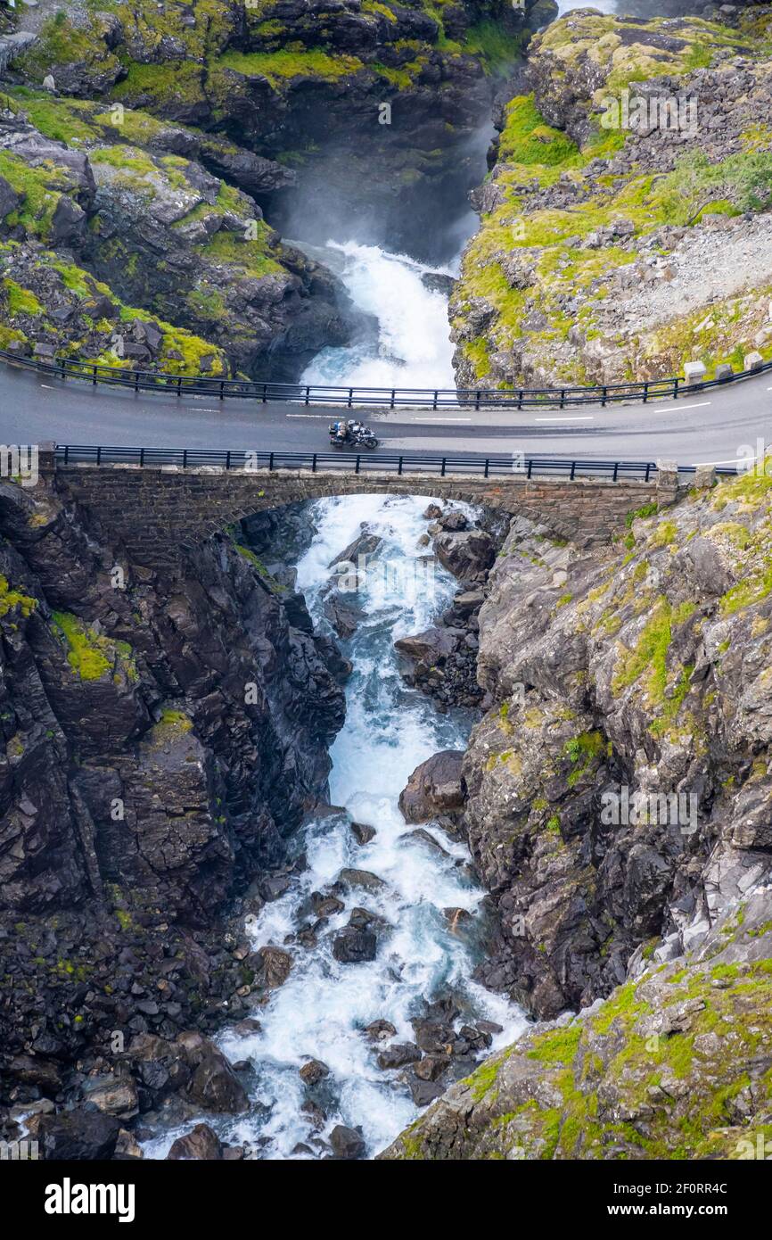 Ponte sulla cascata di Stigfossen, strada di montagna Trollstigen, vicino a Andalsnes, More og Romsdal, Vestland, Norvegia Foto Stock