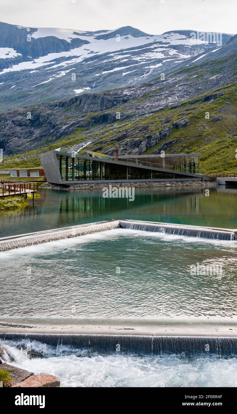 Trollstigen Kafe e Stigfossen River, Trollstigen Mountain Road, vicino a Andalsnes, More og Romsdal, Vestland, Norvegia Foto Stock