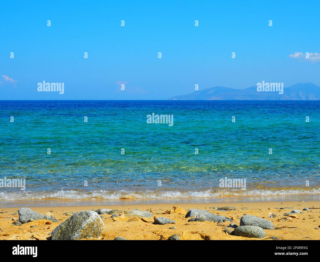 Sabbia dorata sulla spiaggia di fronte al fresco e calmo turchese Egeo Mare Foto Stock Sabbia dorata sulla spiaggia di fronte al fresco e calmo turchese Egeo Mare Foto Stock