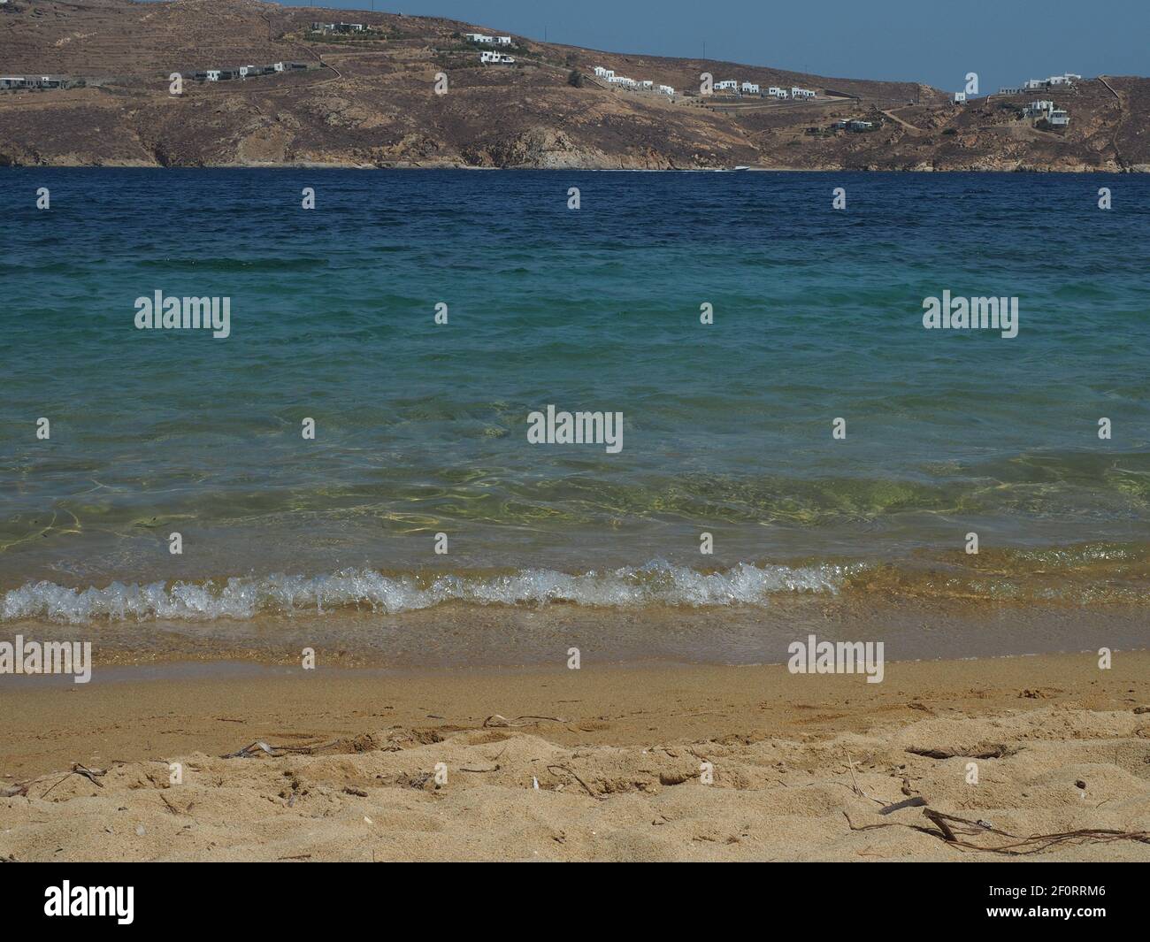 Spiaggia di sabbia dorata nella baia sull'isola di Serifos, Cicladi, Grecia Foto Stock Spiaggia di sabbia dorata nella baia sull'isola di Serifos, Cicladi, Grecia Foto Stock