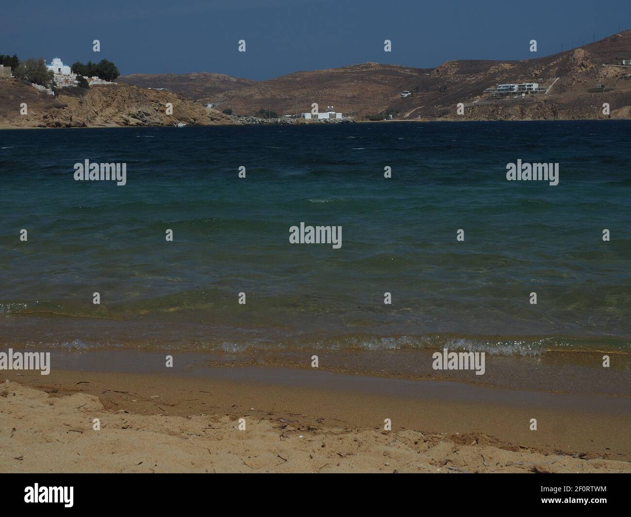 Sabbia dorata sulla spiaggia nella baia sull'isola di Serifos di fronte Il fresco Mar Egeo Foto Stock Sabbia dorata sulla spiaggia nella baia sull'isola di Serifos di fronte Il fresco Mar Egeo Foto Stock