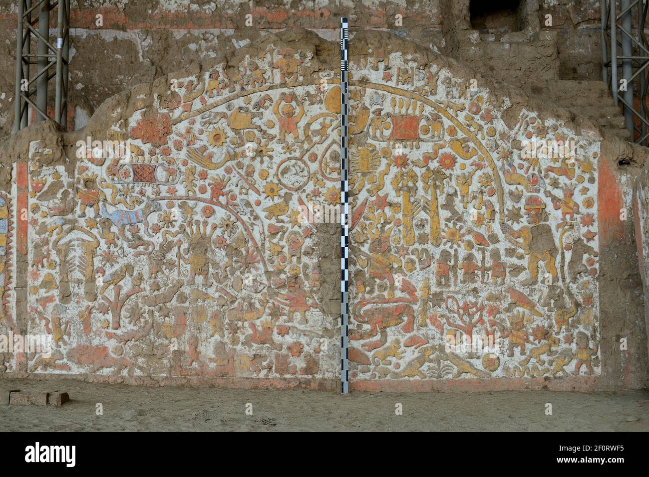 Colorati rilievi della cultura Moche su adobe Walls, Huaca de la Luna, provincia di Trujillo, Perù Foto Stock