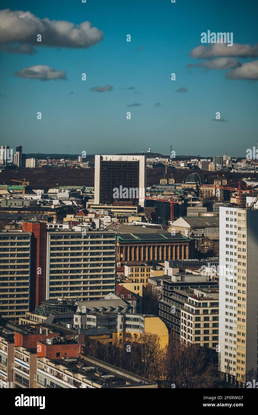 BERLINO, GERMANIA - 10 febbraio 2021: Vista aerea verso Reichstag a berlino e Internationales Handelszentrum vista dalla Torre della TV. Foto Stock
