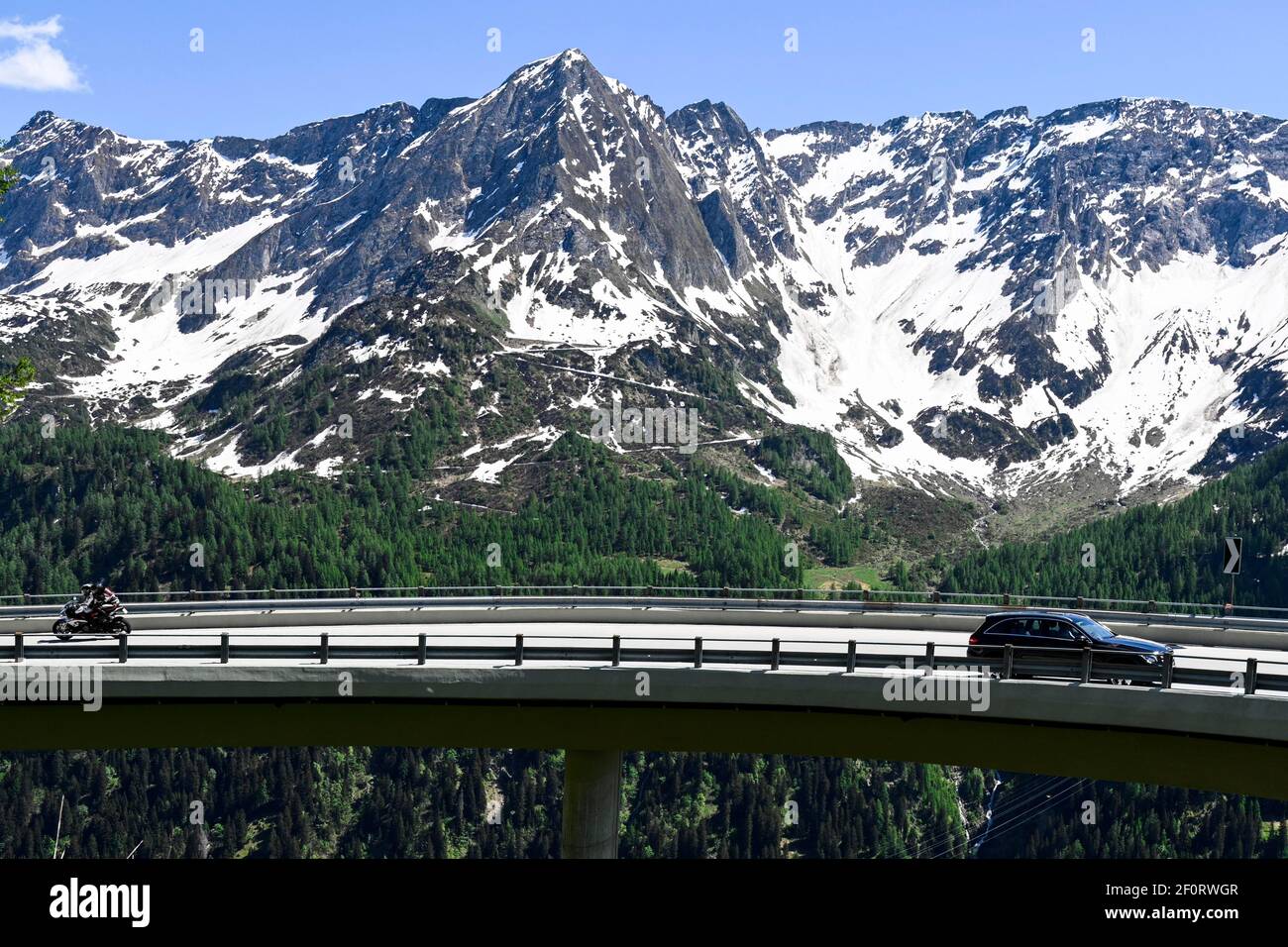 Pass giro motociclista e auto passeggeri, Gottardo Pass, Svizzera Foto Stock
