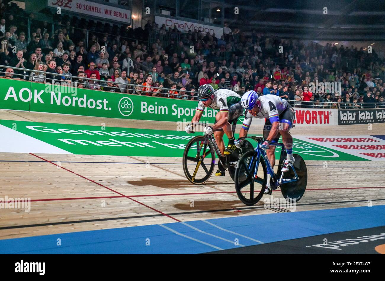 Sixdays Berlin 2019, giorno 4. Domenica 27.01.2019, finale Sprint. Denis Dmitriev (4) vince contro Maximilian Levy (1), Velodrom, Prenzlauer Berg, Berlino Foto Stock