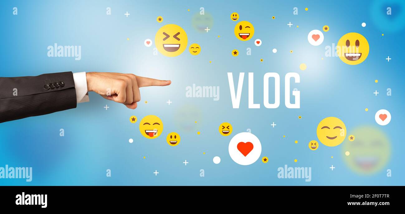 Primo piano di una mano ritagliata che punta all'iscrizione VLOG, concetto di social media Foto Stock