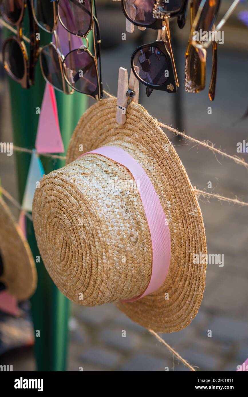 Cappello di paglia con un nastro rosa Foto stock - Alamy