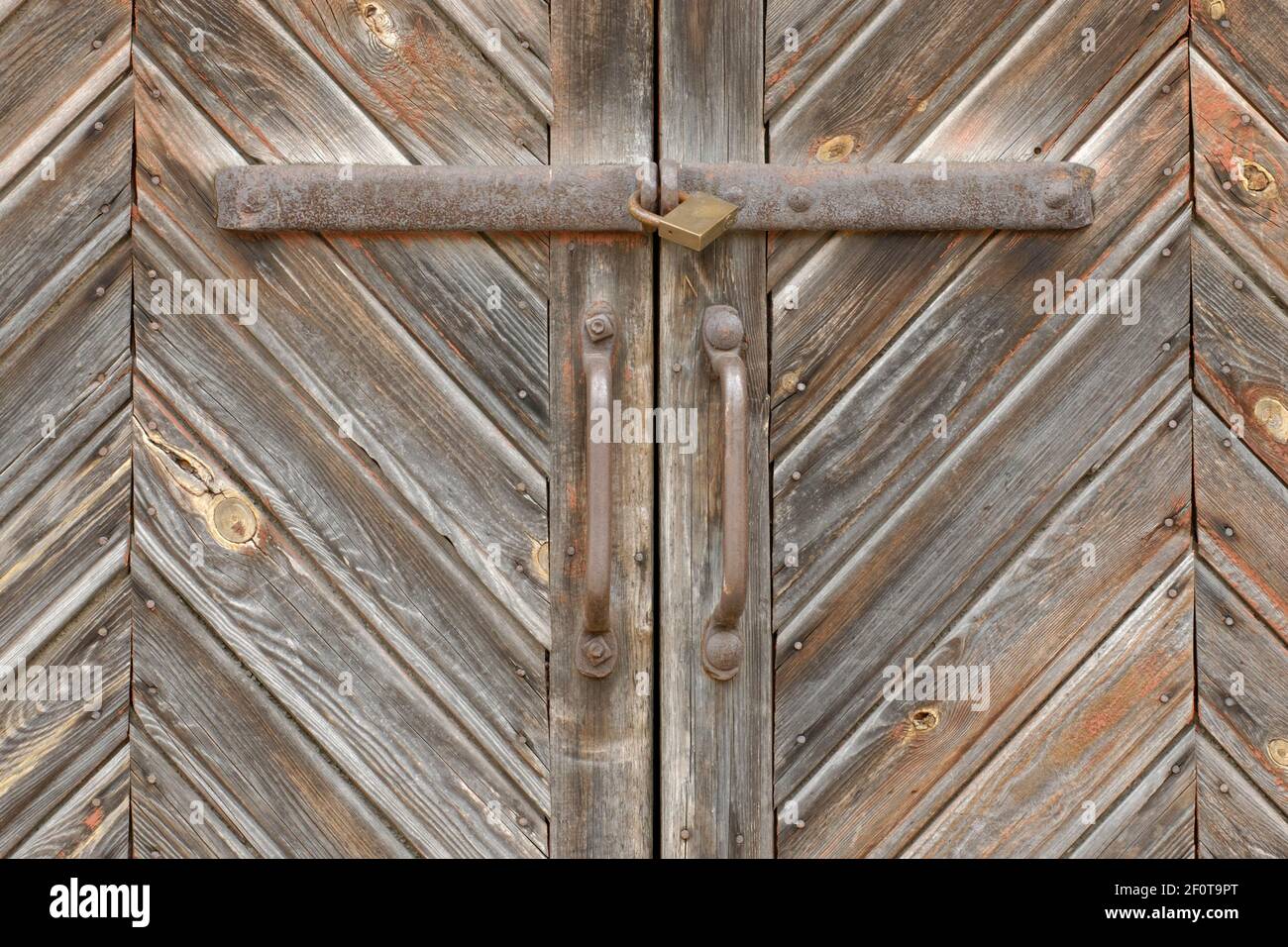 Vecchia porta in legno con serratura e bullone Foto Stock