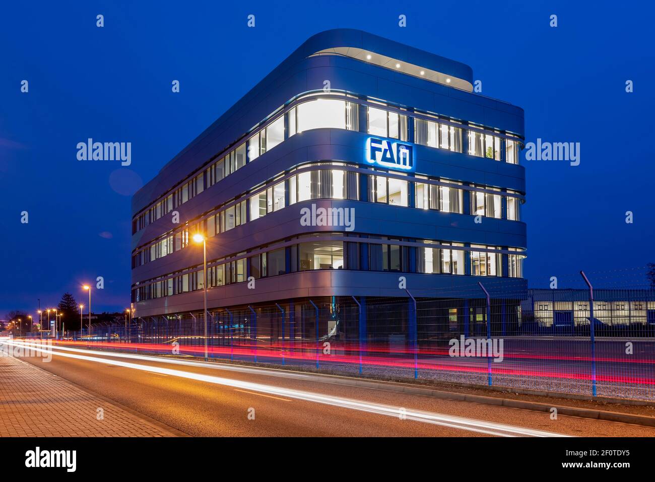 Tracce leggere di automobili presso la sede centrale della FAM, Magdeburger Foerderanlagen und Baumaschinen GmbH, Magdeburg, Sassonia-Anhalt, Germania Foto Stock