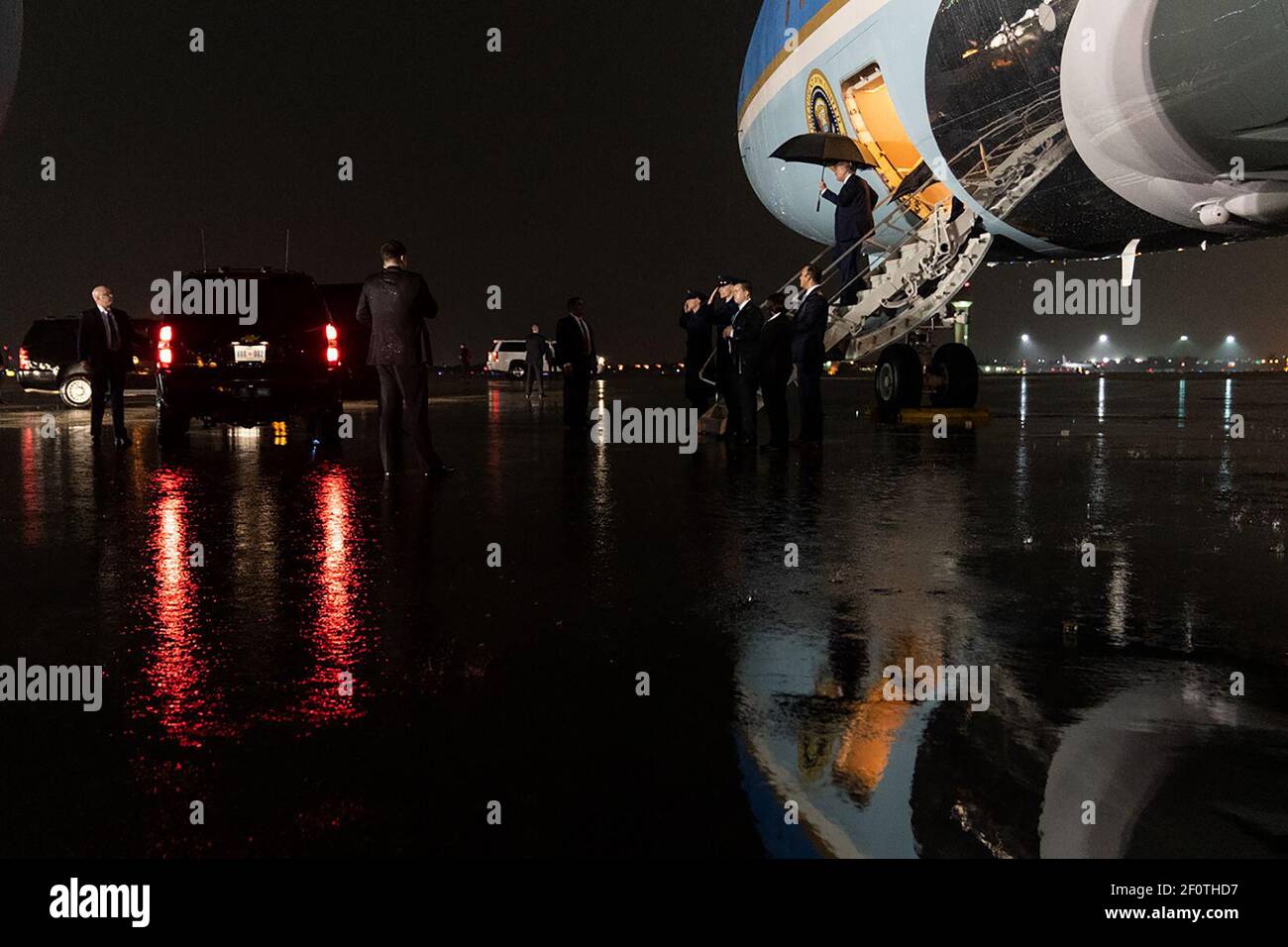 Il presidente Donald Trump porta un ombrello come sbarcare Air Force One durante una tempesta di pioggia al suo arrivo all'aeroporto internazionale di Palm Beach a West Palm Beach, venerdì 31 2020 gennaio, e parte sulla strada per Mar-a-Lago. Foto Stock