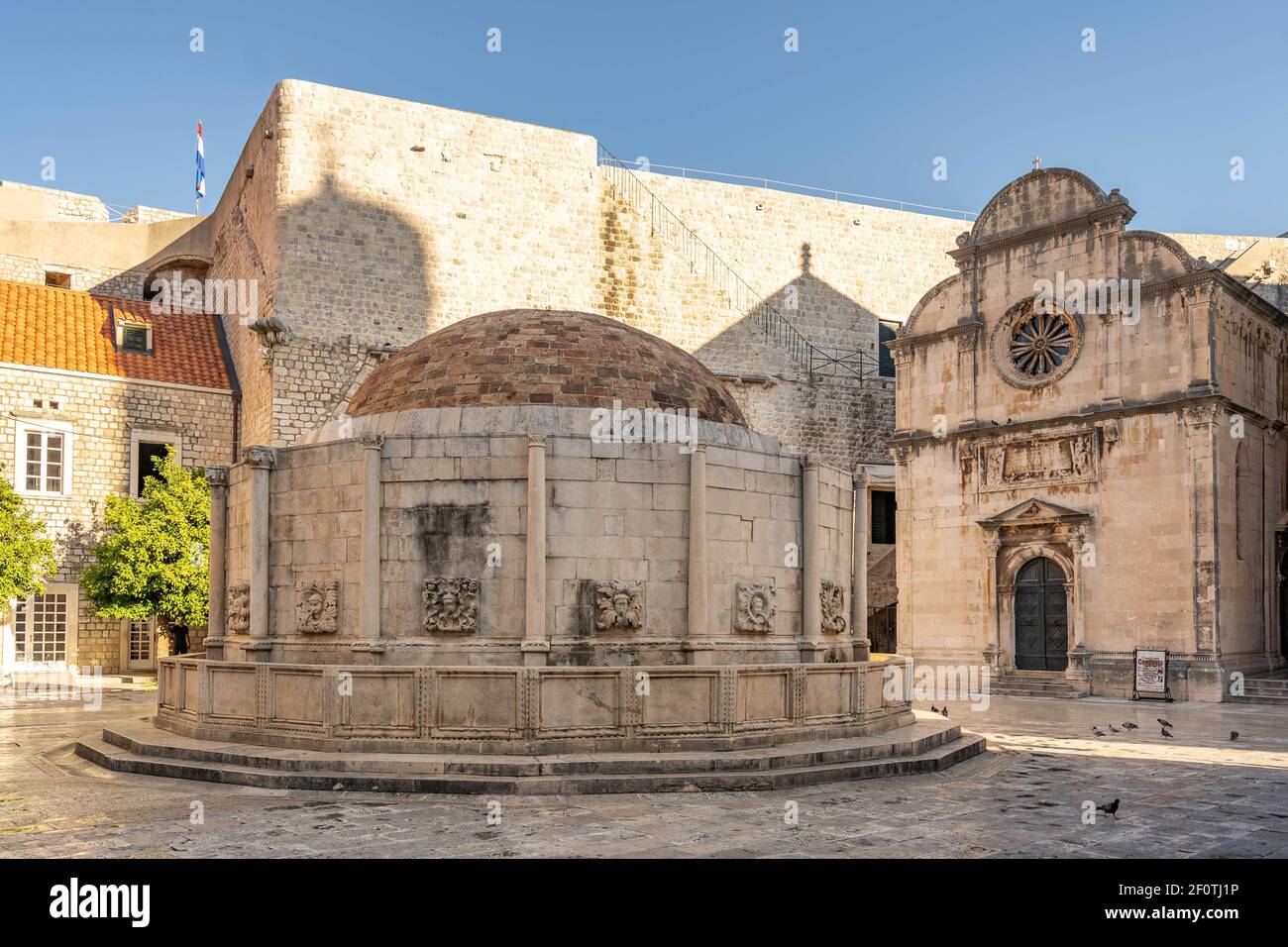 Dubrovnik, Croazia - 22 agosto 2020: Fontana di Onofrio grande nella città vecchia strada principale stradun Foto Stock