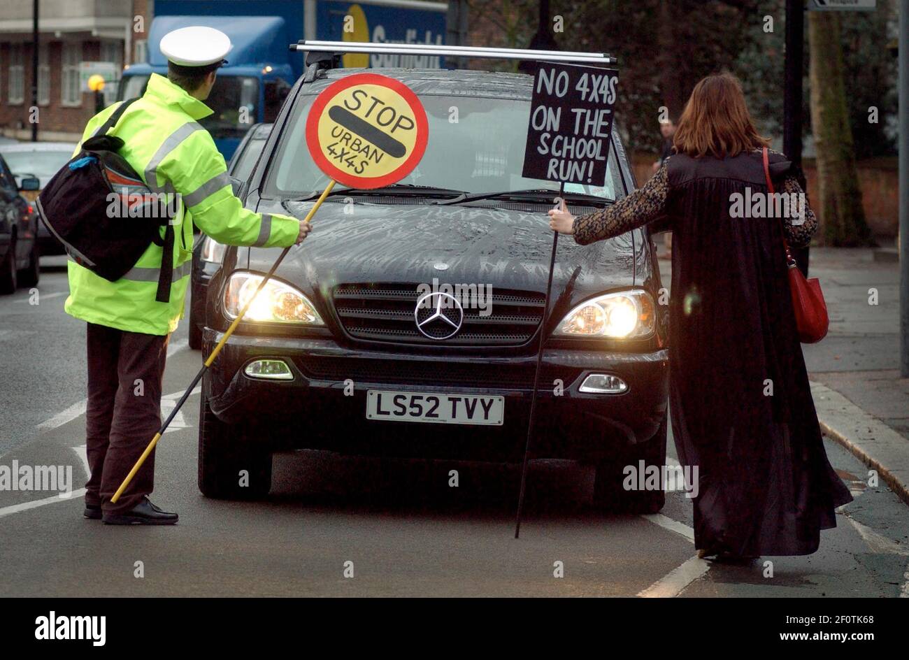 PROTESTA CONTRO LE 4X4 URBANE AD HAMPSTEAD.11/1/04 PILSTON Foto Stock