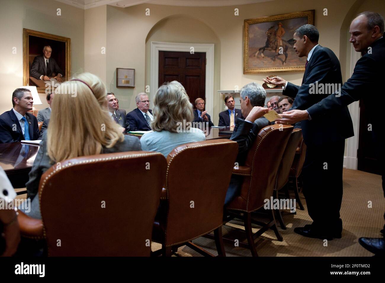 Il presidente Barack Obama cade dal capo dello staff Rahm Emanuel incontro con i membri bipartisan della Casa di freschezza per discutere la riforma sanitaria, nella Sala Roosevelt della Casa Bianca, 17 luglio 2009. Foto Stock