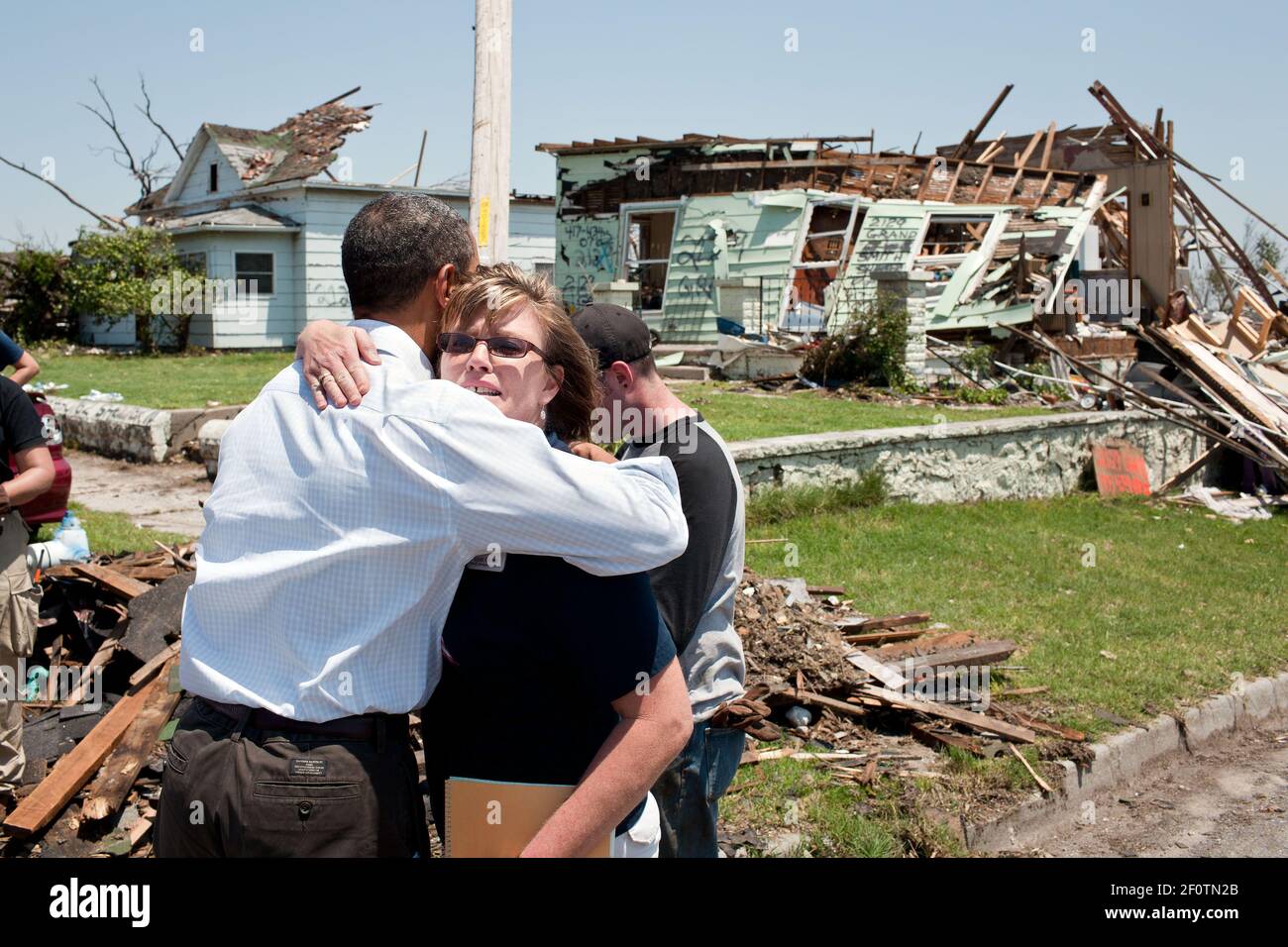 Il presidente Barack Obama saluta i residenti durante un tour dei quartieri colpiti dal letale tornado in Joplin Mo. Maggio 29 2011. Foto Stock