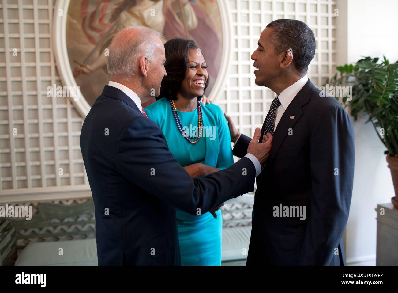 Il Presidente Barack Obama First Lady Michelle Obama e il Vice Presidente Joe Biden parlano nella Sala Giardino Ovest della Casa Bianca prima di un evento con le 2012 squadre olimpiche e paraolimpiche degli Stati Uniti sul prato Sud 14 2012 settembre. Foto Stock