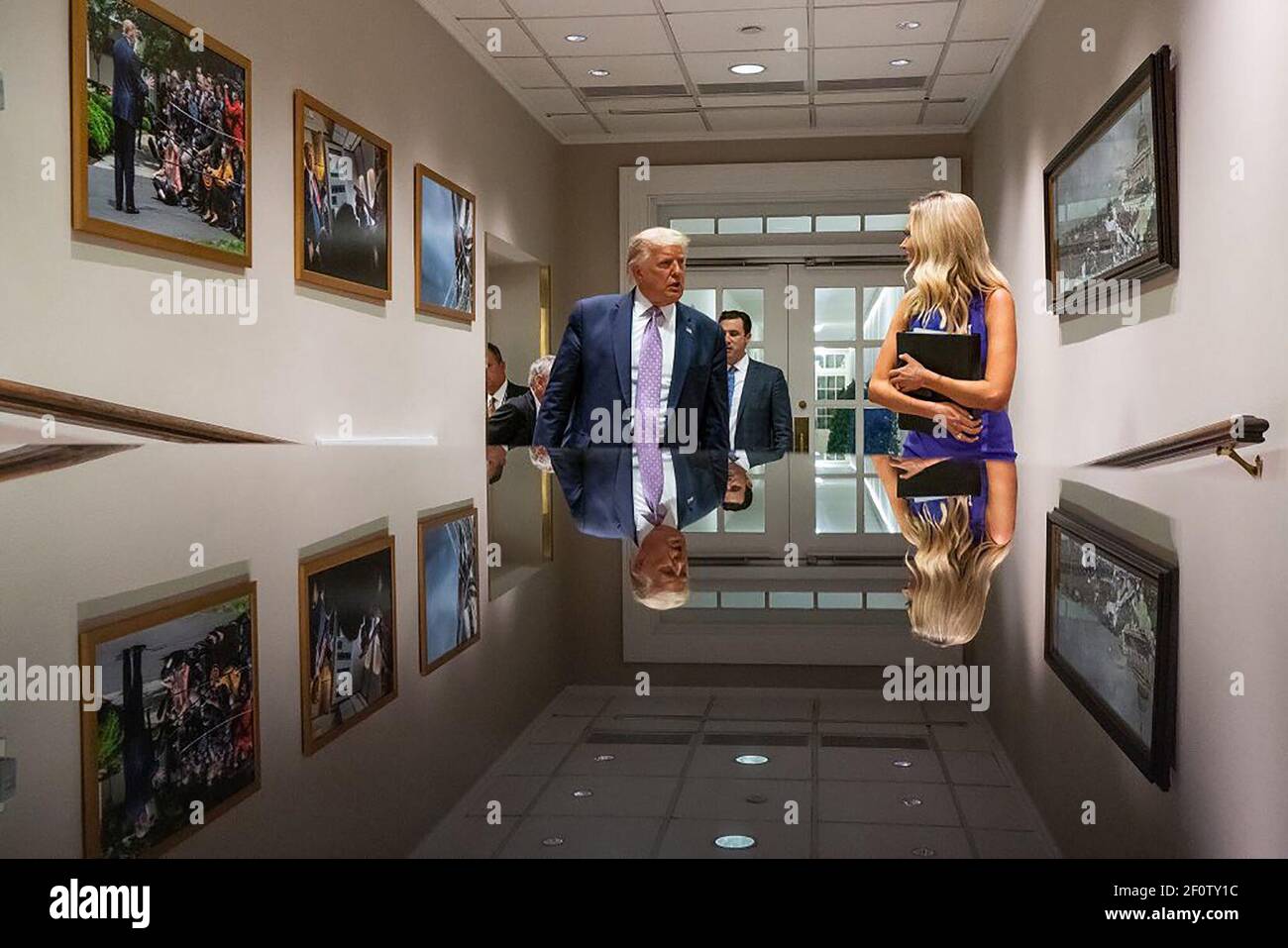 Il presidente Trump sta parlando con aide Kellyanne Conway ca. 2018 Foto Stock