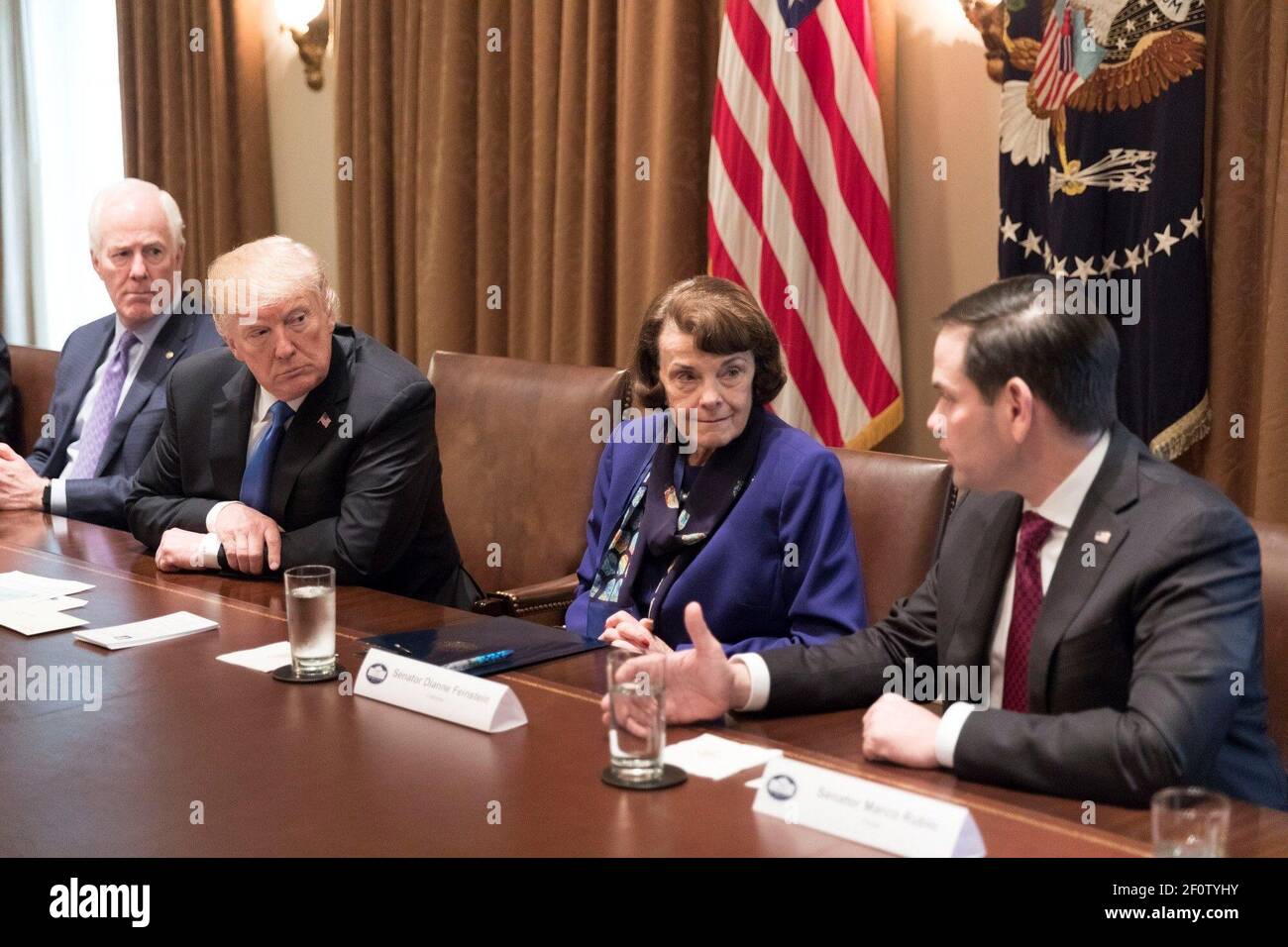 Il presidente Donald Trump si è Unito da sinistra a destra al senatore statunitense John Cornyn R-TX; il senatore statunitense Diane Feinstein D- CA; E il senatore americano Marco Rubio R-FL ascolta un incontro con i membri bipartisan del Congresso per discutere la sicurezza della scuola e della comunità mercoledì 28 2018 febbraio nella stanza del Gabinetto alla Casa Bianca a Washington D.C. Foto Stock