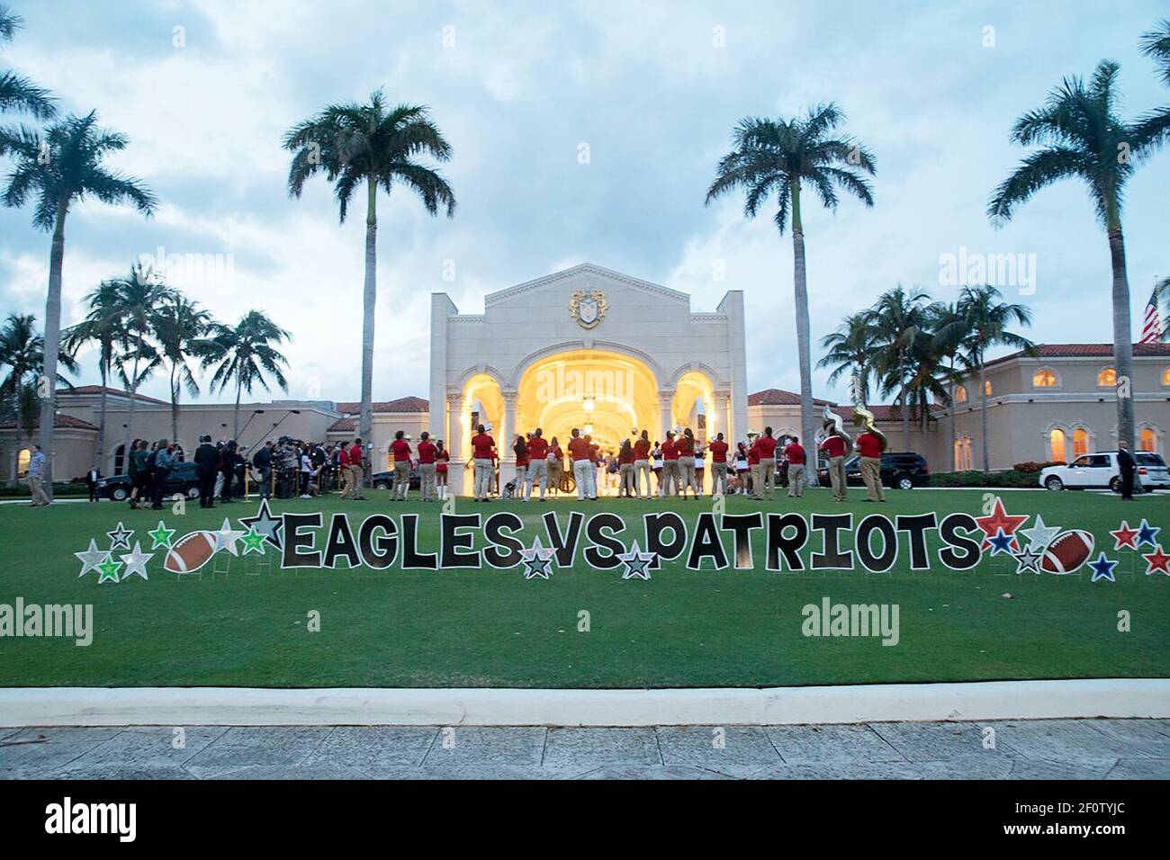 Il presidente Donald Trump e la First Lady Melania Trump guardano una performance della Florida Atlantic University marching band e cheerleader prima di Super Bowl LII. Foto Stock