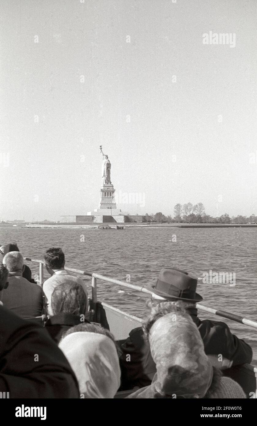 La Statua della libertà vista da una barca nel porto di NYC. New York City, Stati Uniti, 1965 Foto Stock